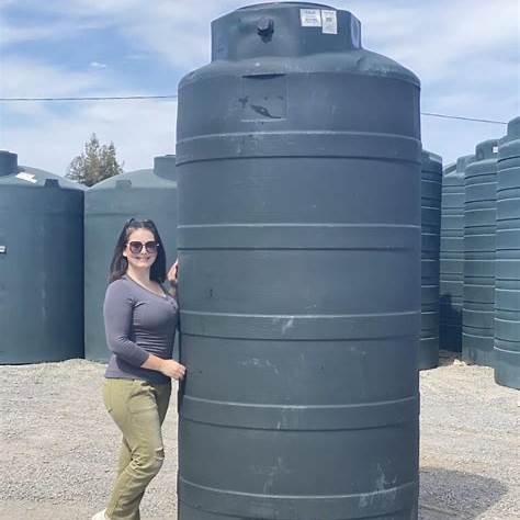 Snyder Industries 750 Gallon Vertical Green Water Tank Snyder Industries 750 Gallon Vertical Green Water Tank